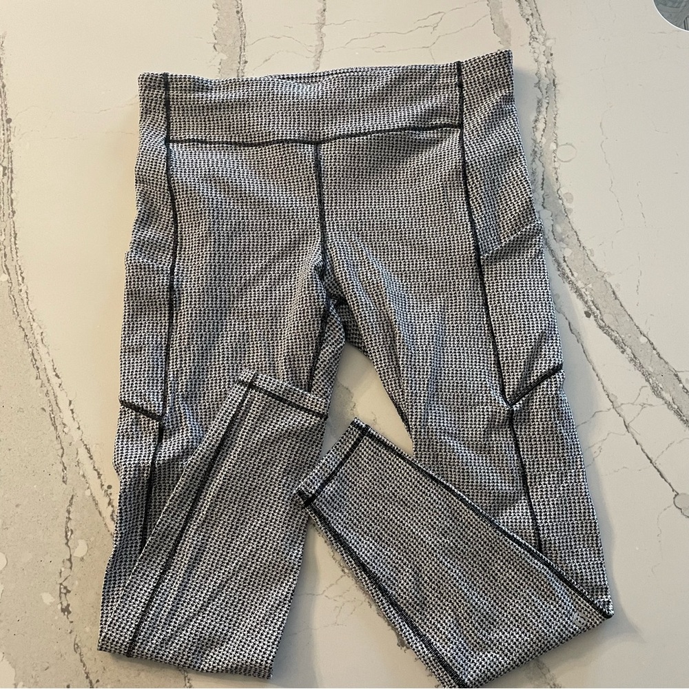 Lululemon Speed Up Tight “Teeny Tooth White Black” Luxtreme 28” size 14 EUC